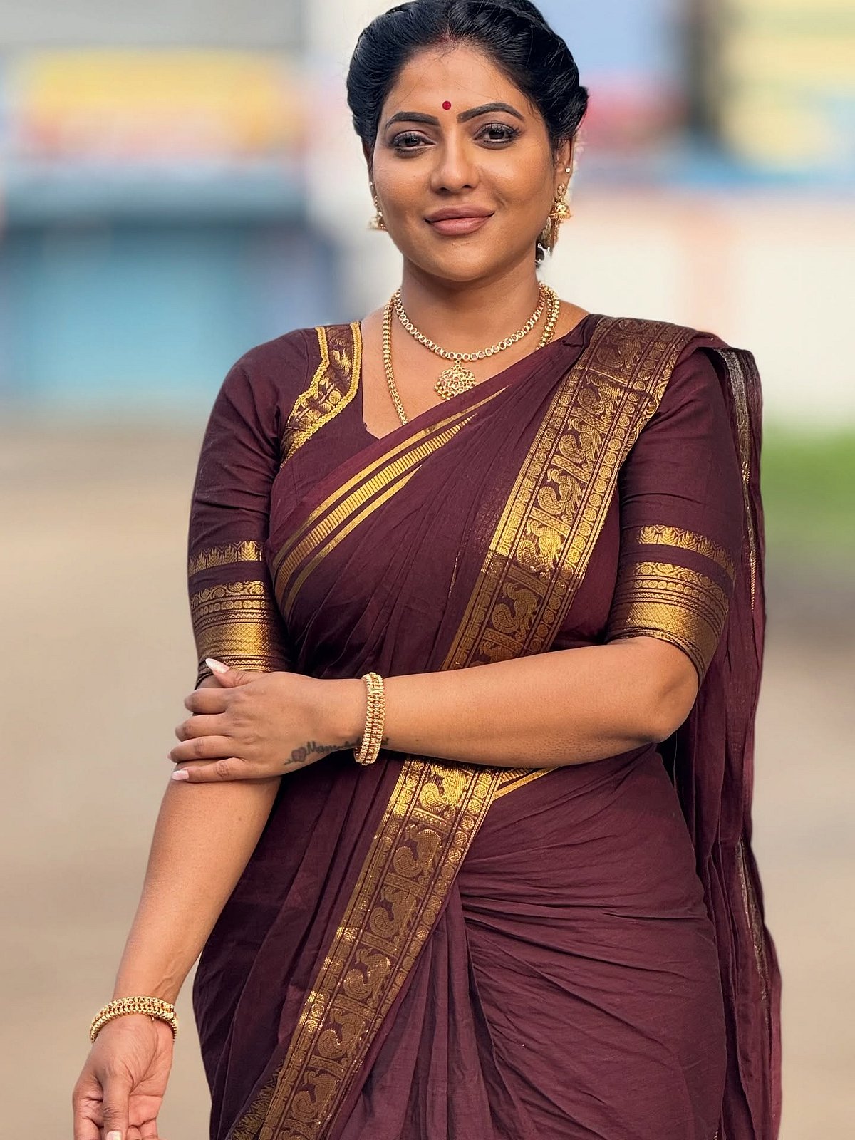 சாக்கலேட் லவ்  சேலை... ரேஷ்மா பசுபுலேட்டி!