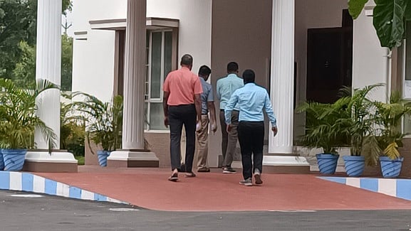 கரூா் சம்பவம்: கோவை, நாமக்கல் மாவட்ட மருத்துவா்கள் 5 பேரிடம் சிபிஐ அதிகாரிகள் விசாரணை!