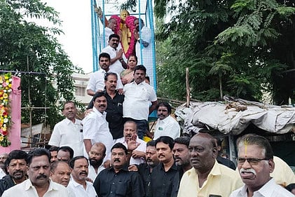 அம்பேத்கா் சிலைக்கு திமுக, அதிமுக, தவெகவினா் மரியாதை