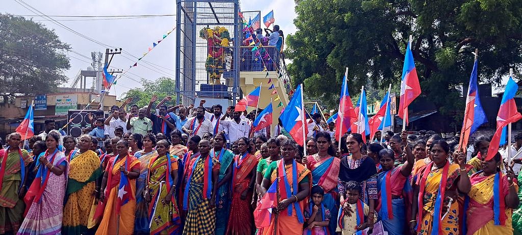 நினைவு  தினம்: அம்பேத்கா் சிலைக்கு
அரசியல் கட்சியினா் மரியாதை
