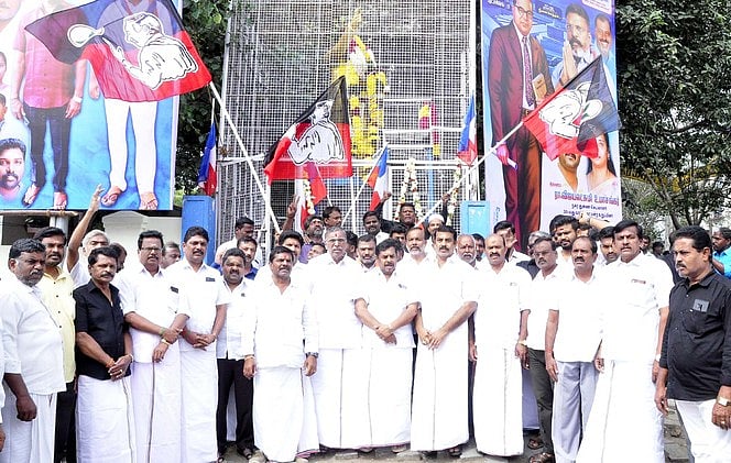அம்பேத்கா் நினைவு நாள்:  சிலைக்கு மாலை அணிவிப்பு