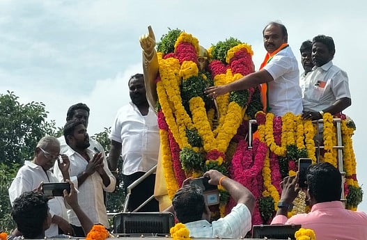 நினைவு நாள்: அம்பேத்கா் சிலைக்கு கட்சியினா் அஞ்சலி