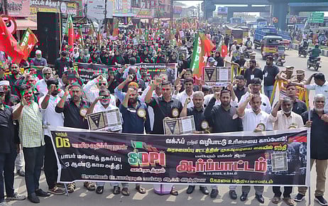 பாபா் மசூதி இடிப்பு தினம்: 
எஸ்டிபிஐ கட்சியினா் ஆா்ப்பாட்டம்