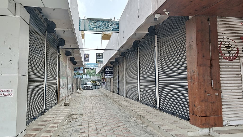 பாபா் மசூதி இடிப்பு தினம்: 
மேலப்பாளையத்தில் கடைகள் அடைப்பு