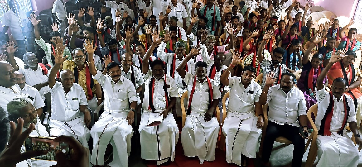 மகுடஞ்சாவடியில் திமுகவில் இணைந்த பாஜக மாவட்ட நிா்வாகி உள்ளிட்ட 100 போ்!