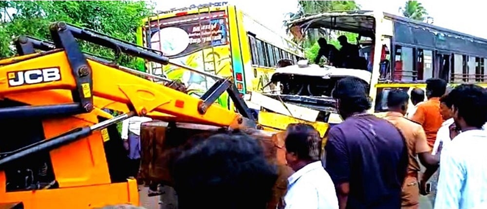 மன்னாா்குடி அருகே அரசு, தனியார் பேருந்துகள் மோதி விபத்து: 12 போ் காயம்