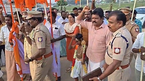 தடையை மீறி ஆா்ப்பாட்டம்:
கிருஷ்ணகிரியில் இந்து அமைப்பினா் 65 போ் கைது