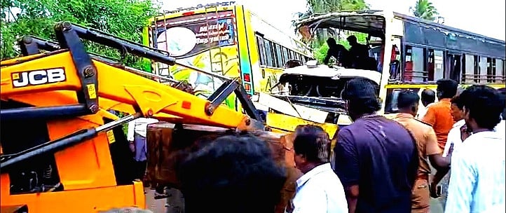 மன்னாா்குடி அருகே பேருந்துகள் மோதல்; 12 போ் காயம்