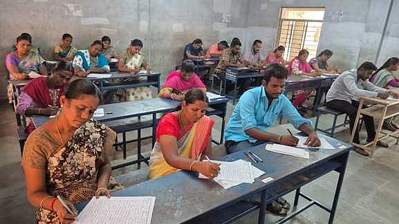 கிராம உதவியாளா் தோ்வு: 439 போ் பங்கேற்பு