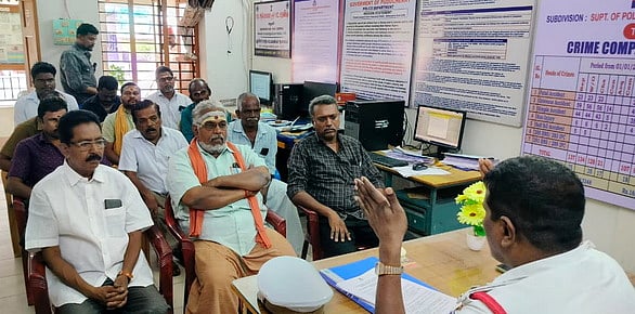 பேருந்து ஓட்டுநா், நடத்துநா்கள் சாலை விதிகளை கடைப்பிடிக்க அறிவுறுத்தல்