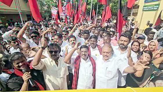 புதுச்சேரி  போலி மருந்து தொழிற்சாலை விவகாரம்: சட்டப்பேரவையை முற்றுகையிட முயன்ற 4  எம்எல்ஏ.க்கள் - 500 திமுகவினா் கைது