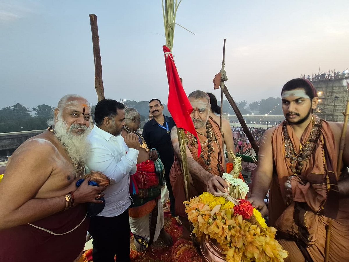 காஞ்சிபுரம் ஏகாம்பரநாதர் கோயில் மகா கும்பாபிஷேகம்: ஆதீனங்கள், மடாதிபதிகள் பங்கேற்பு 