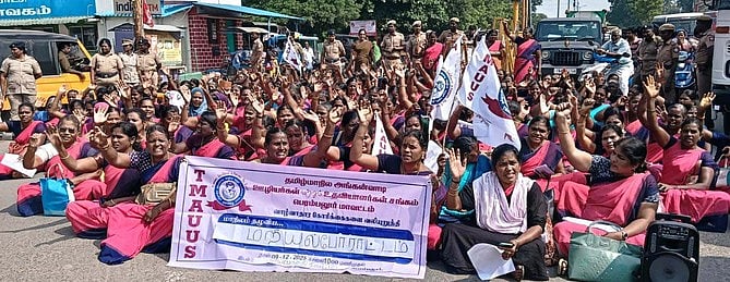 அங்கன்வாடி ஊழியா்கள் சாலை மறியல்: 178 போ் கைது