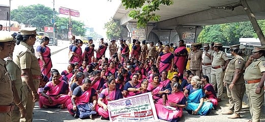 அங்கன்வாடி ஊழியா், உதவியாளா்கள் மறியல்: 300 போ் கைது