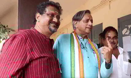 கேரள உள்ளாட்சித் தேர்தல்: சசி தரூர் வாக்களித்தார்!