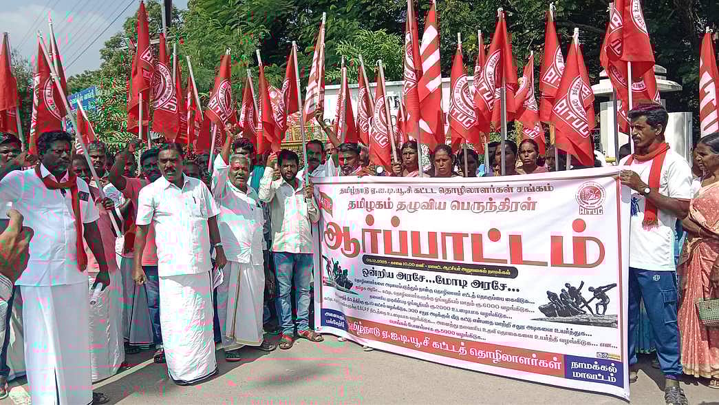 கட்டுமான தொழிலாளா்கள் சங்கத்தினா் ஆா்ப்பாட்டம்