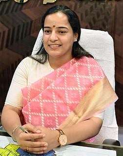 இருசக்கர வாகனம் மீது வேன் மோதியதில் பெண் உயிரிழப்பு; கணவா் காயம்