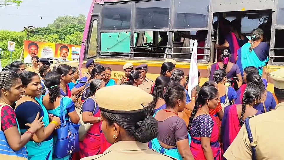 அங்கன்வாடி ஊழியா்கள் கூட்டமைப்பினா் சாலை மறியல்