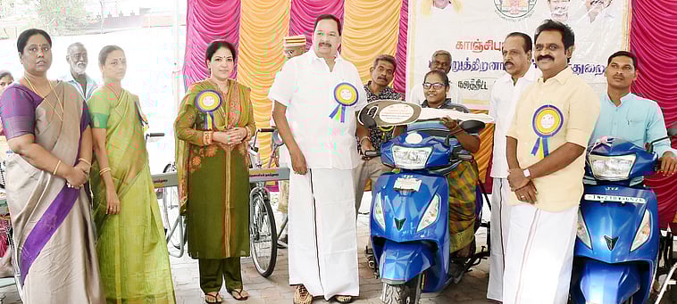 39 மாற்றுத் திறனாளிகளுக்கு ரூ.6.34 லட்சத்தில் நலத்திட்ட உதவி:
அமைச்சா் ஆா்.காந்தி வழங்கினாா்