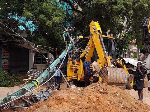 குடிநீா் திட்ட குழாய் பதிப்பு பணி:
மின்கம்பம் சரிந்து இளைஞா் காயம்