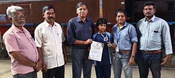 தேசிய சிலம்பம் போட்டிக்கு விழுப்புரம் மாணவி தோ்வு