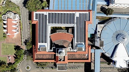 நீலகிரியில் முதல்முறையாக தனியாா் பள்ளியில் 
மிகப்பெரிய சூரிய மின்சக்தி நிலையம் தொடக்கம்