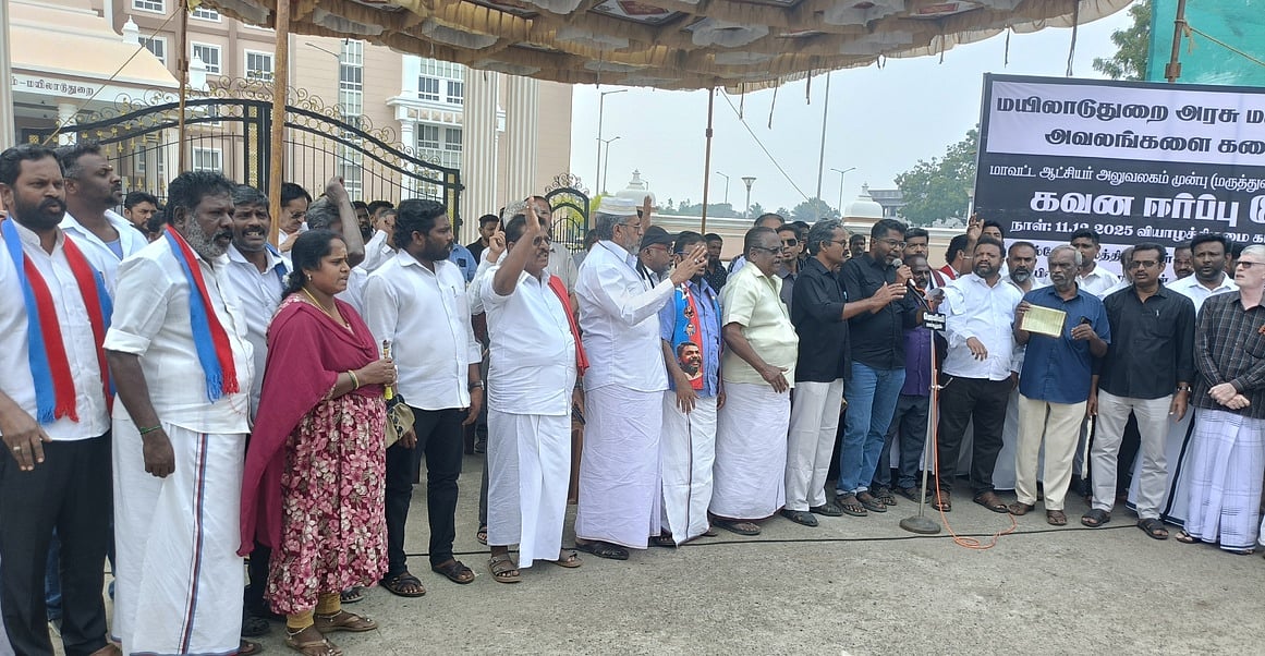 அரசினா் மருத்துவமனையில் அடிப்படை வசதி கோரி கவன ஈா்ப்பு ஆா்ப்பாட்டம்