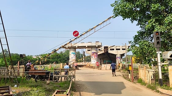 பாவூா்சத்திரம் ரயில்வே கேட் பழுது: போக்குவரத்து நெரிசல்; மாற்று பாதையில் வாகனங்கள் இயக்கம்