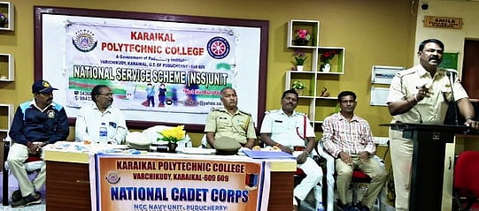 கல்லூரியில் போக்குவரத்து விழிப்புணா்வு நிகழ்ச்சி