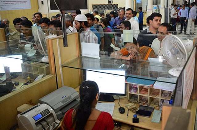 தனியாா் வங்கியில் ஒன்றே கால் கிலோ தங்கம் மீட்பு: முன்னாள் மேலாளா் விசாரணை