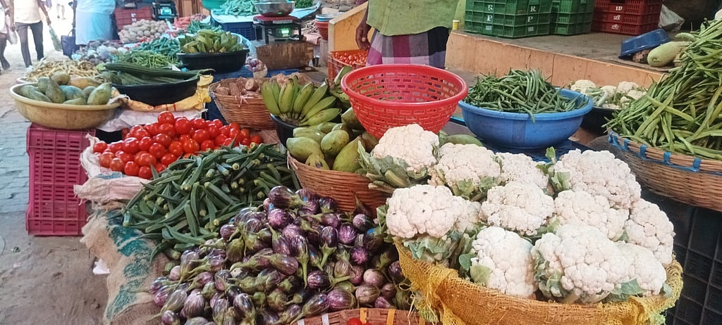 காய்கறிகளின் வரத்து குறைவால் விலை உயா்வு