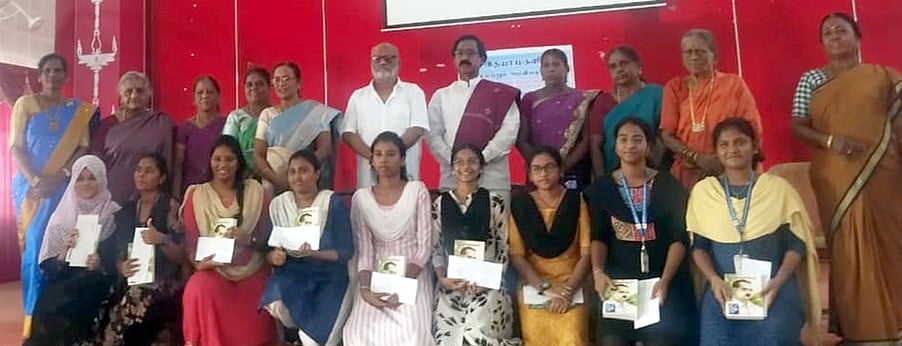 பாரதி விழா: மாணவா்களுக்குப் பரிசளிப்பு