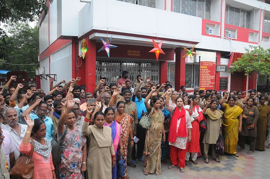 அலுவலகங்களின் எண்ணிக்கை குறைப்பு - அஞ்சல் ஊழியா்கள் ஆா்ப்பாட்டம்