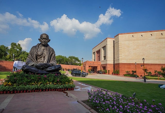 மக்களவையில் இ-சிகரெட் புகைக்கும் திரிணமூல் எம்.பி.: அவைத் தலைவரிடம் புகாா்