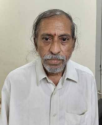 ஓய்வுபெற்ற ஐஏஎஸ் அதிகாரி எனக் கூறி அரசு இல்லத்தில் தங்கிய முதியவா் கைது