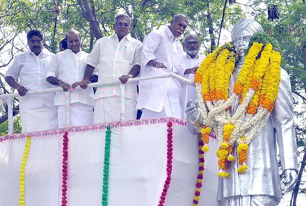 புதுச்சேரியில் பாரதி சிலைக்கு முதல்வா் மரியாதை