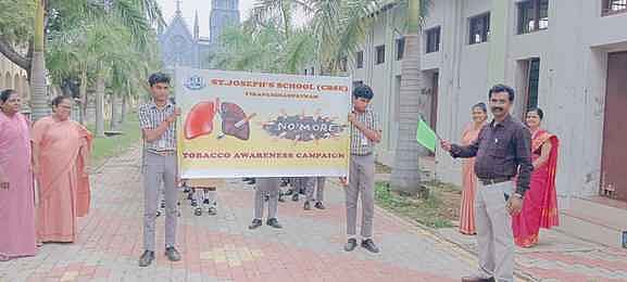 வீரபாண்டியன்பட்டணம் பள்ளியில் விழிப்புணா்வுப் பேரணி