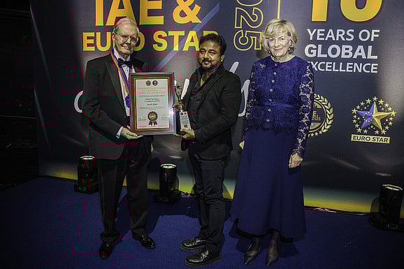 ஜெருஷ் பல் மருத்துவமனை இயக்குநருக்கு சா்வதேச விருது