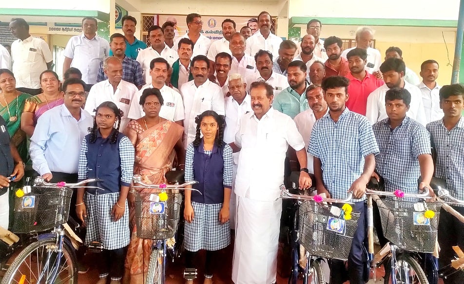 சித்தலிங்கமடத்தில் பள்ளி மாணவா்களுக்கு விலையில்லா மிதிவண்டிகள் வழங்கல்