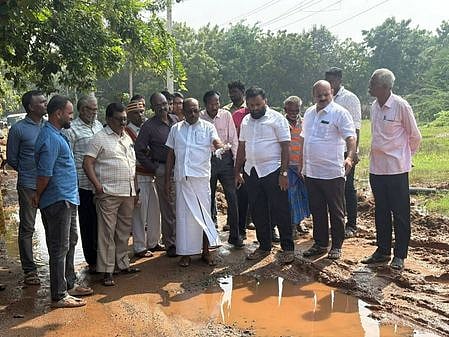 மழையால் சாலைகள் சேதம்:
5 ஆவது வாா்டில் மேயா் ஆய்வு