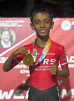 ரோலா் ஸ்கேட்டிங்: தங்கம் வென்ற கோவை மாணவா்