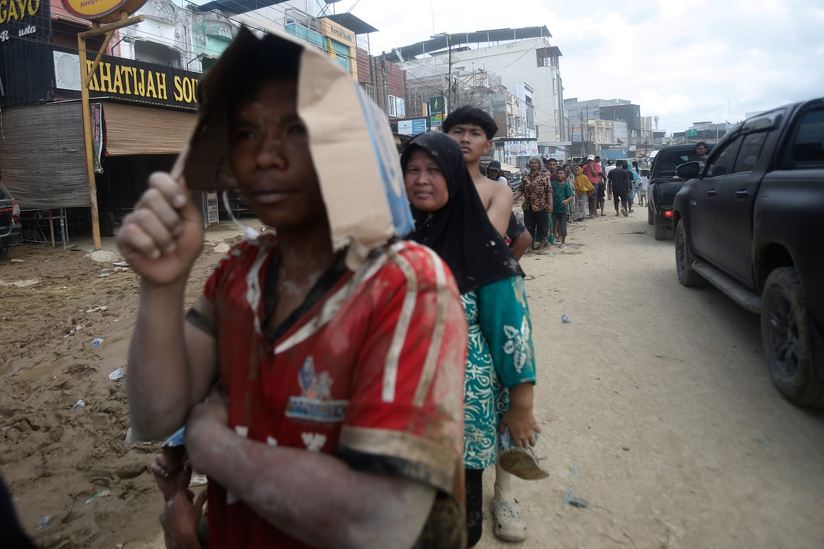 சுமத்ரா தீவை புரட்டிப்போட்ட வெள்ளம்