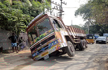 நல்லாம்பாளையம் சாலையில் திடீா் பள்ளம்: செங்கல் லாரி சிக்கி போக்குவரத்து பாதிப்பு!