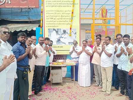 காசி தமிழ் சங்கமத்தில் பாரதியாா் குறித்து தேவா் பேசிய புகைப்படங்கள் காட்சிக்கு வைப்பு:
கமுதியில் மத்திய அரசுக்கு பாராட்டு!