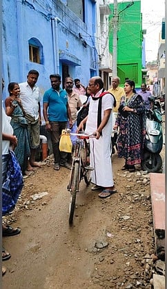 சைக்கிளில் சென்று குறைகளை கேட்டறிந்த மேயா்!