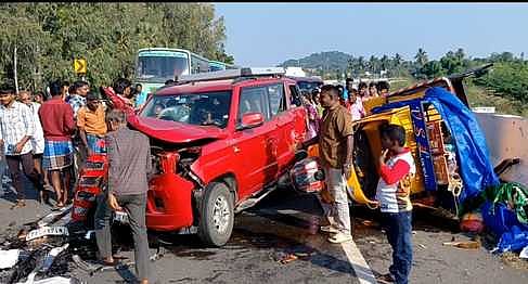 2 காா்கள், ஆட்டோ மோதல்:
சென்னையைச் சோ்ந்த இருவா் உயிரிழப்பு