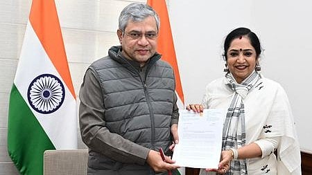 ஆதாா் சேவை மையங்களை அதிகரிக்க வேண்டும்: மத்திய அமைச்சரிடம் தென் சென்னை எம்.பி கோரிக்கை