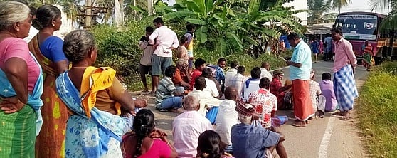 தேவூா் அருகே எல்லைக் கல்லை 
அகற்றக் கோரி மக்கள் சாலை மறியல்