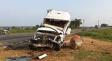 ஐயப்ப பக்தா்களின் வேன்
விபத்துக்குள்ளானதில் 11 போ் காயம்