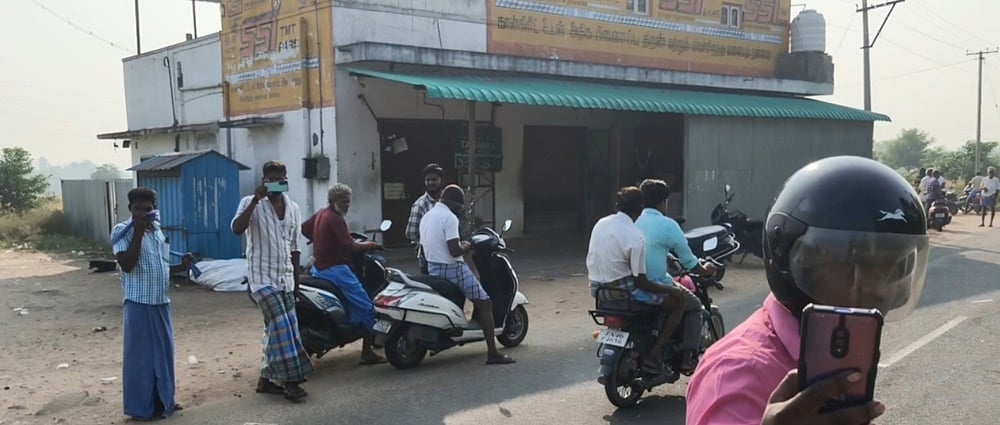 காக்காபாளையத்தில் சட்டவிரோத மது விற்பனை: விடியோ எடுத்த செய்தியாளா்களுக்கு மிரட்டல்